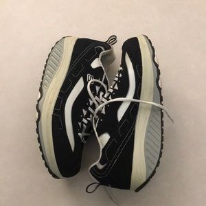 Women’s sketcher shoes!!!!